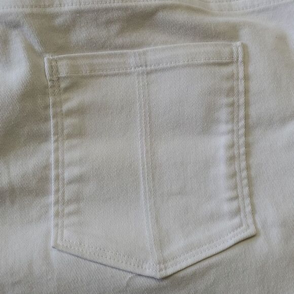 ATTYRE white jeans, size 4. Straight leg. Streatch fabric. GREAT CONDITION. - Picture 4 of 8